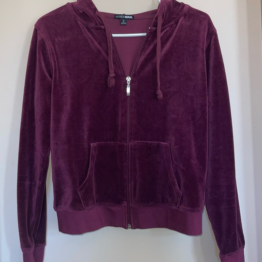 Burgundy Fashion Nova velour sweat suit size small only worn once.